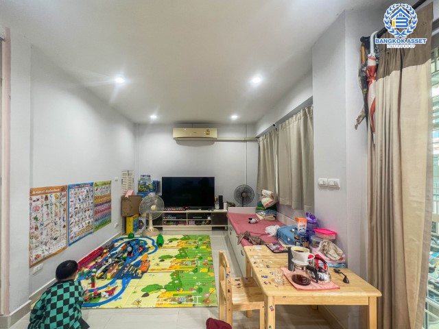 *****ทาวน์เฮ้าส์มือสองย่านนนทบุรี ม.เดอะวิลล่า ท่าอิฐ-รัตนาธิเบศร์ #หลังมุม คุณภาพระดับ Property Perfect เนื้อที่ 18 ตร.ว. ฟังก์ชัน 3 ห้องนอน 2 ห้องน้ำ 1 ที่จอดรถ แถมฟรี! 2 เครื่องปรับอากาศ 1 เครื่องทำน้ำอุ่น บนทำเลเชื่อมต่อหลายเส้นทาง ใกล้รถไฟฟ้าสายสีม่วง "สถานีบางรักน้อยท่าอิฐ"